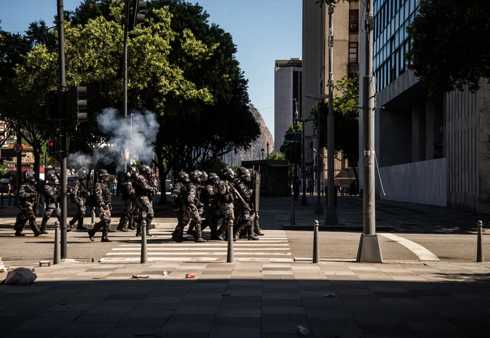 Apesar do conflito nas ruas do centro da cidade, a sessão aconteceu e as medidas começaram a ser votadas. Apesar do conflito nas ruas do centro da cidade, a sessão aconteceu e as medidas começaram a ser votadas.