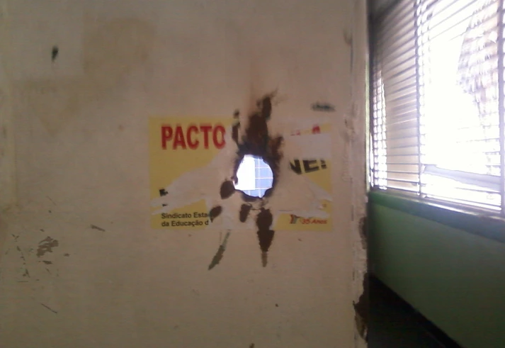 ‘Minha missão era formar cidadãos, mas eu sentava numa cadeira furada a tiro de fuzil’