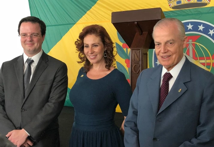 Carla Zambelli e sua turma de monarquistas se aliaram a Bolsonaro para revogar avanços do século 20 Carla Zambelli e sua turma de monarquistas se aliaram a Bolsonaro para revogar avanços do século 20