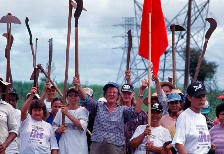 Masp usa capa decolonial, mas veta fotos do MST e trabalho de curadora indígena