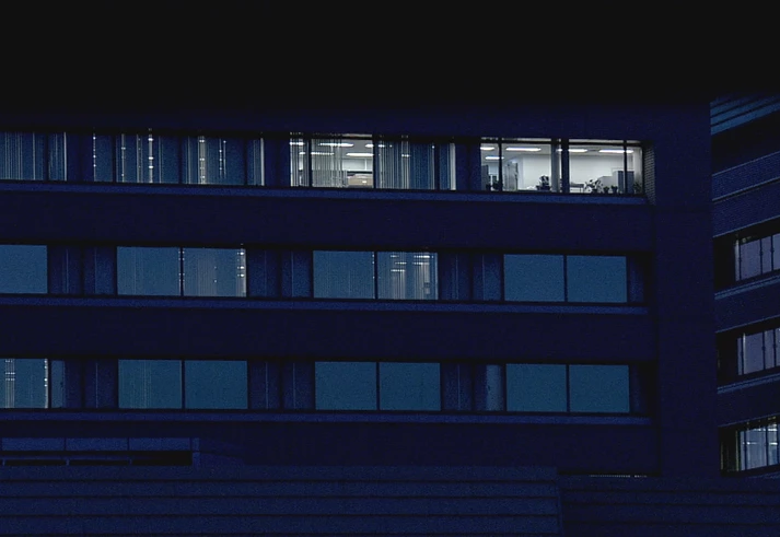 Uma agência de espionagem escondida no coração de Tóquio Uma agência de espionagem escondida no coração de Tóquio